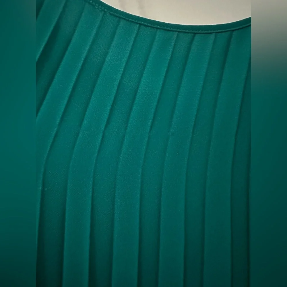 BCBG green pleeted dress - Picture 3 of 5